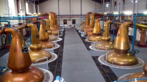 Glenfiddich_Distillery_stills_hall